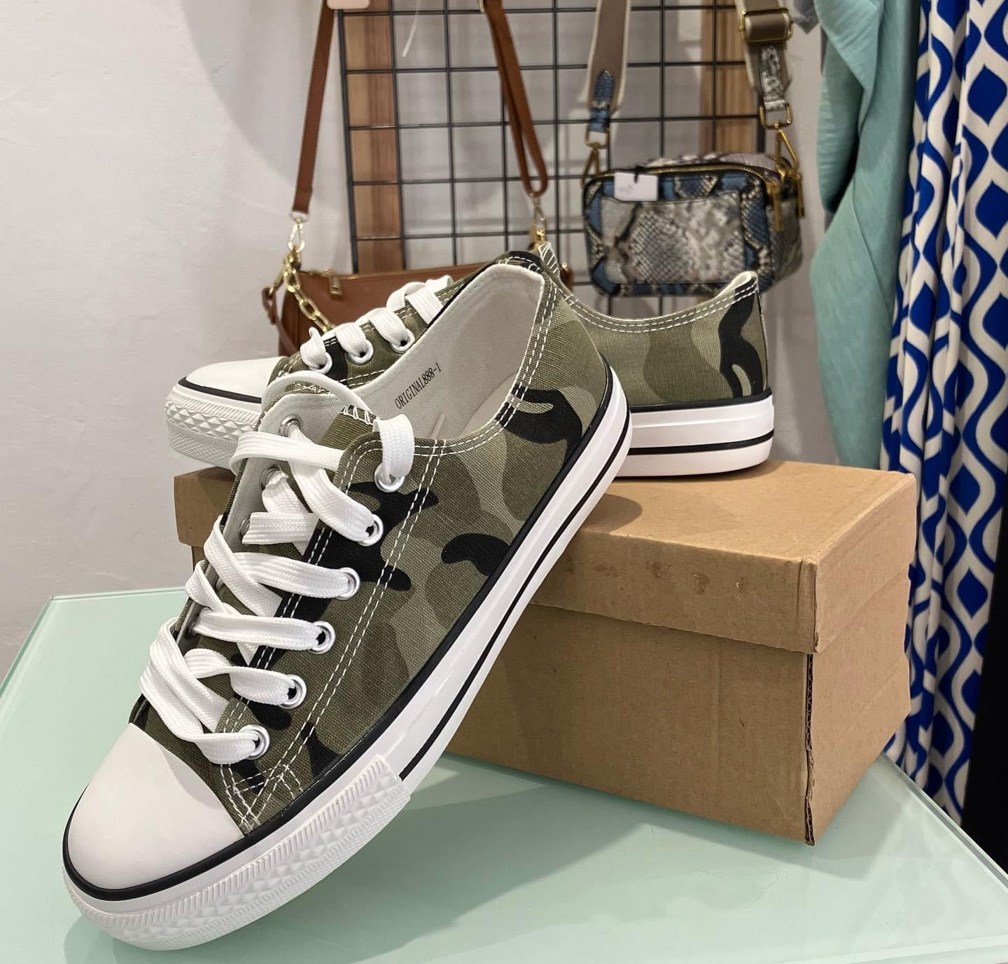 Yeela lace-up sneaker